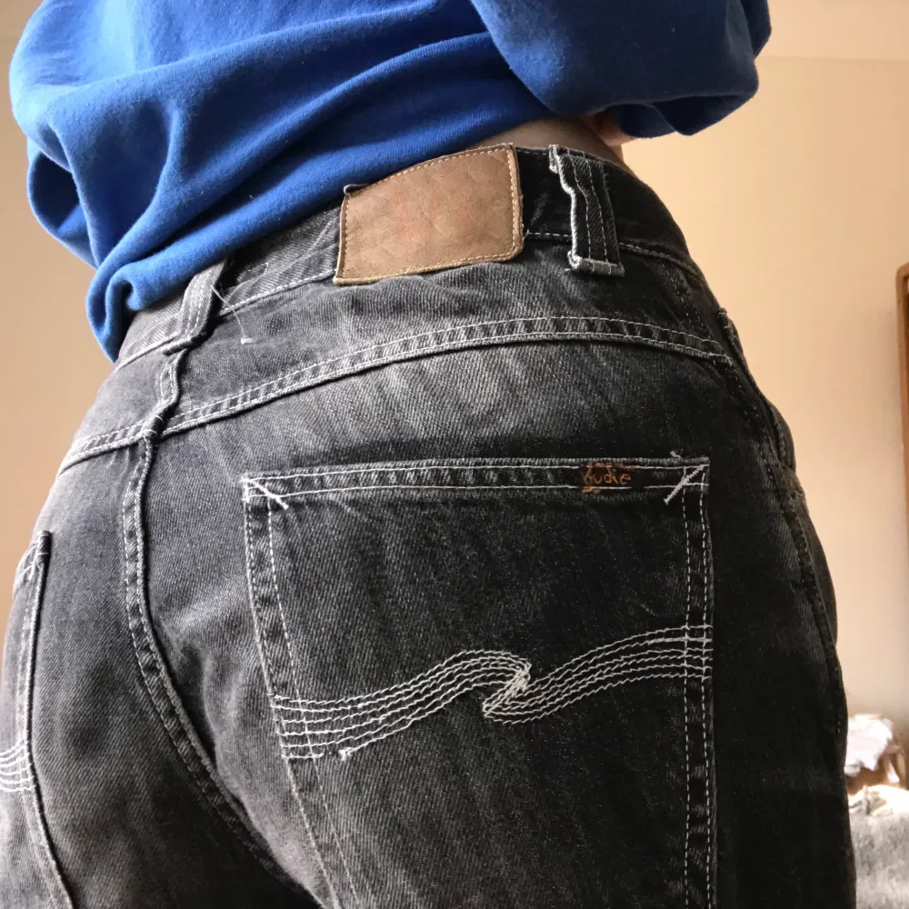 Snygga jeans, lite utsvängda i väldigt bra skick. Avklippta längst ner. Gråsvarta. Jeans & Byxor.