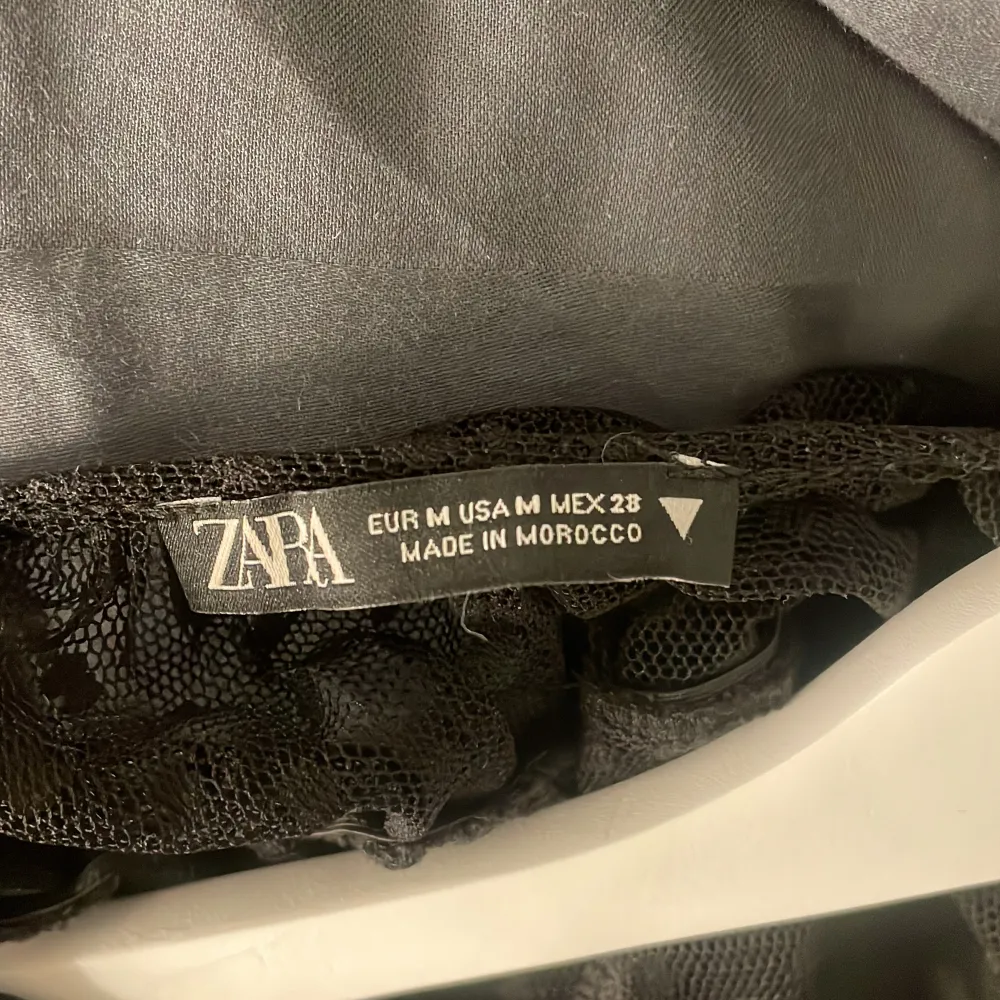 Svart genomskinlig/prickig söt topp från zara, oanvänd. Puserot.