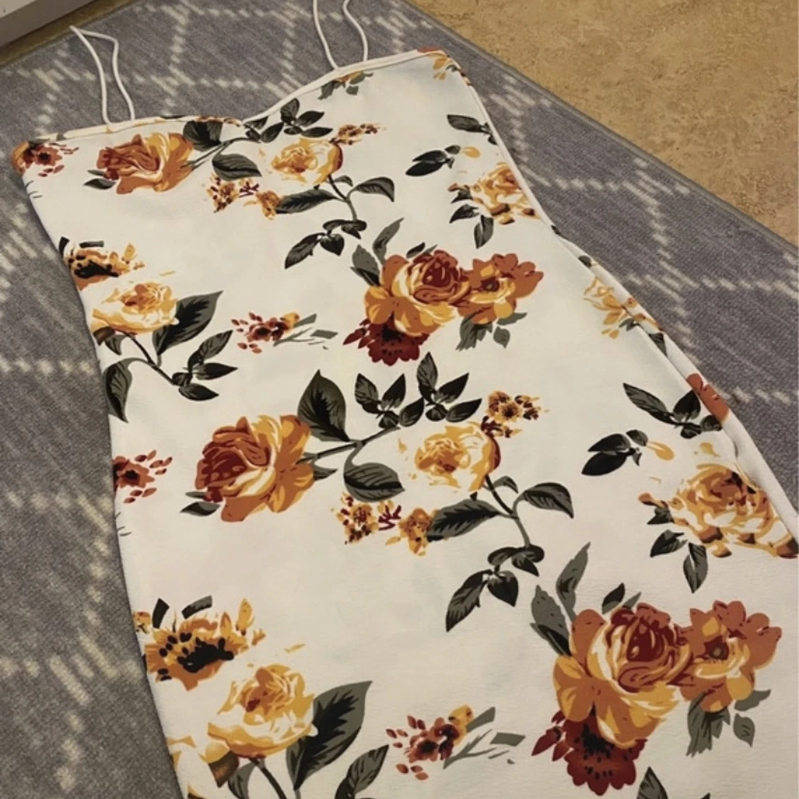 Vit blommig klänning