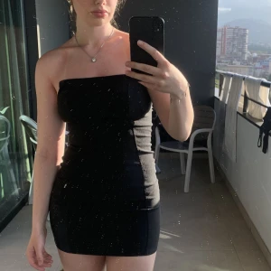 Tubeklänning - Svart of the shoulder klänning. Sååå snygg till höga boots!🪩
