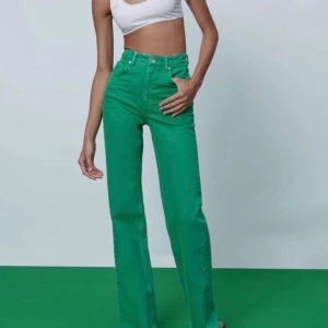 Gröna zara byxor - Högmidjade gröna byxor från zara. Bra skick, använt dem endast en gång💕