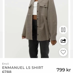 SKJORTA - Intressekoll på denna stilrena rejäla skjorta från Nelly, perfekt nu till hösten/vinterns alla outfits. Sparsamt använd och i nyskick!
