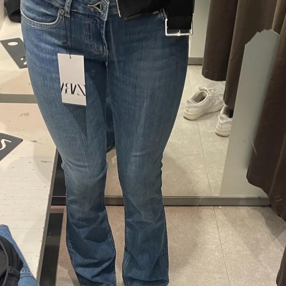 Säljer dessa aldrig använda lågmidjade jeans från Zara! Storlek s . Jeans & Byxor.