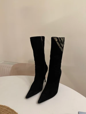 Svarta spetsiga stövlar - Snygga stövlar med guld-detalj vid skaftet! Gillar man inte det så kan man ha byxorna över och låta spetsen på skorna sticka fram 💕