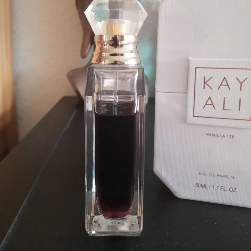 Kayali Vanilla 28. 50 ml, använd enligt bild. Den har mörknat vilket är normalt med vaniljparfymer. Frakt tillkommer med 54 kr skicka hem spårbart 😊. Övrigt.