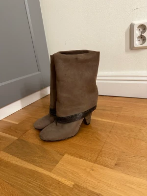 Bruna stövlar - Skit coola bruna låga boots med silver/grå glitter ner till. Väldigt unika och coola. Bra skick men små silver paljetter är borta. Passar storlek 37-38 men smala upp till. Köparen står för frakt.  
