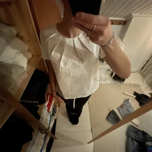 Söt blus - Jättegullig blir från Lindex med fina detaljer upptil! Den är i lite ”skrynkligt” material vilket är jättesnyggt enligt mig, baktil i naken finns det en dregkedja💕