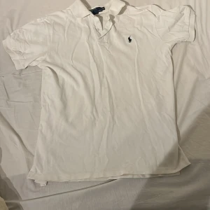 Raplh Lauren skjorta M - Fint skick men en väldigt liten fläck på ryggen. Lite större i storlek skulle jag säga men väldigt style. Kan gå ner i pris vid snabb affär