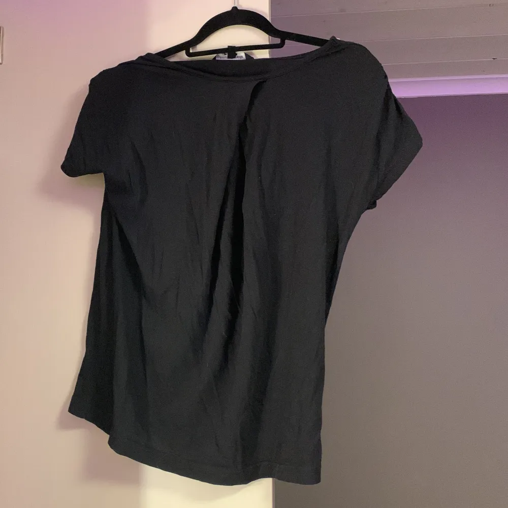Fin svart tröja, har aldrig kommit till användning, bra skick. Tröjan har svart/ guldiga knappar på axeln på vänster sida, kommer från Kappahl . T-shirts.