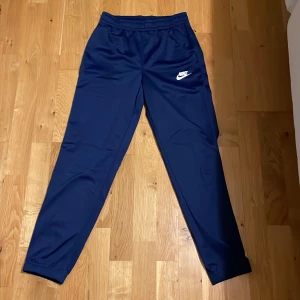 Nike tracksuit  - Säljer denna fina tracksuiten som aldrig kom till användning. Eller som varje del för sig för 100kr.