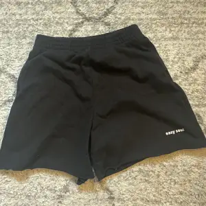Svarta lång shorts från H&M i stl S. Bra skick! 