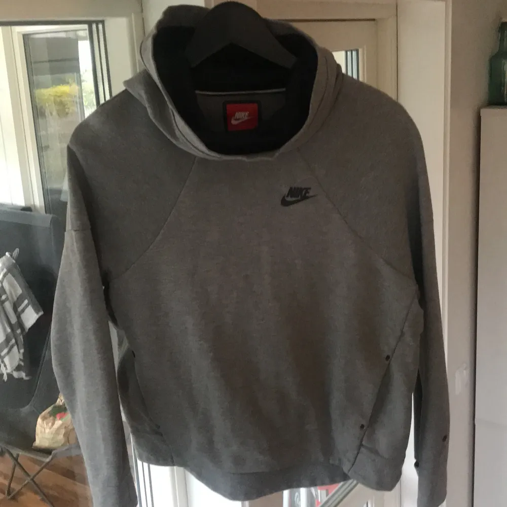 Grå hoodie ifrån Nike, bra skick i stl 13-15 år💫. Hoodies.