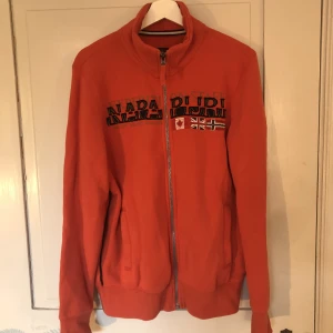 Napapijri tröja - Orange zip-up från Napapijri i bra skick utan några defekter. Nypris: 1000 kr. Skriv gärna om du har frågor!!