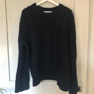 Tjock stickad tröja från Arket - Mörkblå, tjock, stickad smått oversized tröja från Arket. Bra skick utan några defekter. Nypris: 1000 kr. Skriv om du har några frågor!!