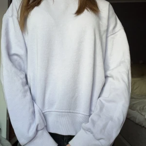 Ljuslila tröja - En ljuslila tröja i bra skick. Är skönt material, och har inga defekter. Är bara att skriva om man vill ha mått!<3