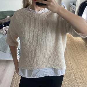 Stickad 3/4 tröja  - Stickad tshirt från Zara! Fint skick. Storlek M men passar mig som vanligtvis har S. Köparen står för frakt. 🙌🏼