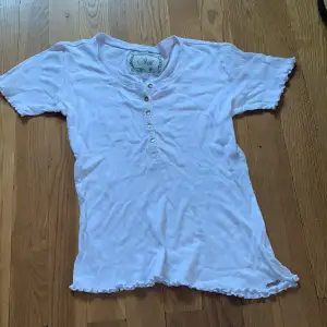 En ribbad vit t-shirt med guld detaljer 🤍 Köpt på Ullared🤍