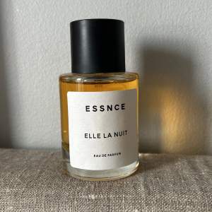 En helt ny parfym från ESSNCE i doften ”elle la nuit” endast ett sprut är taget. 