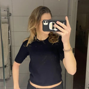 Stickad t shirt  - Stickad tröja från zara, knappast använd. Perfekt nu till vintern💗 