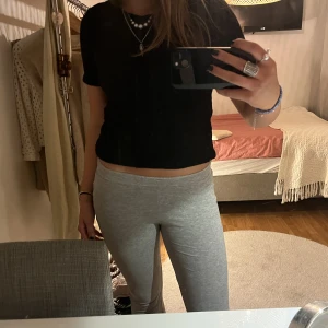 Svart stickad t-shirt - Säljer denhär supersnygga svarta stickad t-shirten från Zara❤️‍🔥🐆passar perfekt nu till hösten och vintern!!!(storlek L men passar mig som brukar ha s/m)