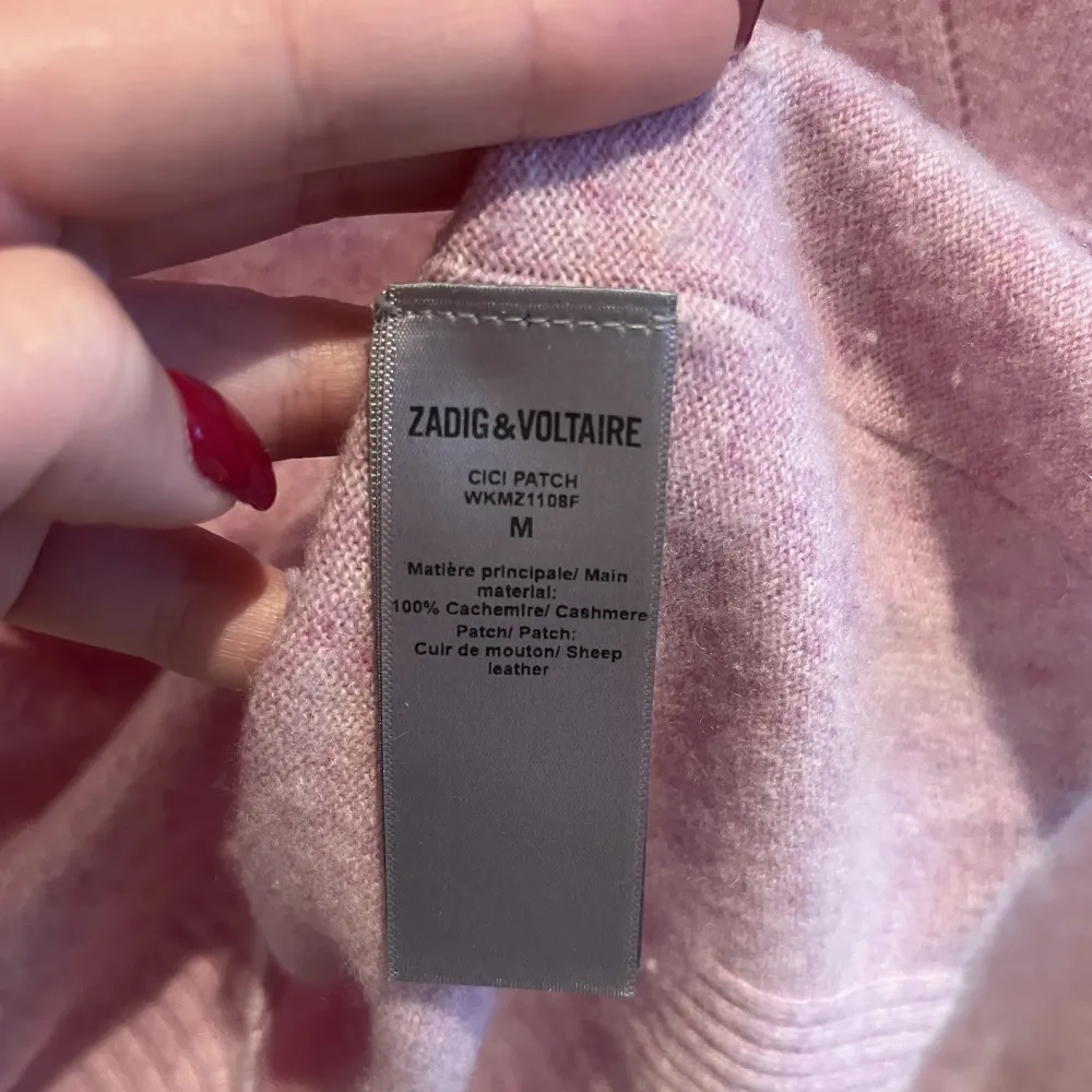 Zadig voltaire tröja, 100% cashmere, köpt i london 2021. Knappt använd så bra skick, pris kan diskuteras vid snabb affär!. Stickat.