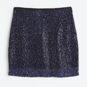 Paljettkjol  - Säljer denna supersnygga blåa stickade paljettkjol som bara är använd en gång, på nyår🥳