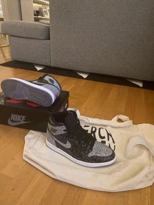 Jordan 1 High  -  ”REBELLIONAIRE” dom är aldrig använda och är köpta för 5099 kr på mearchsweden. Dom är i väldigt bra skick och i st 45 herr.  Dem är 100% äkta.