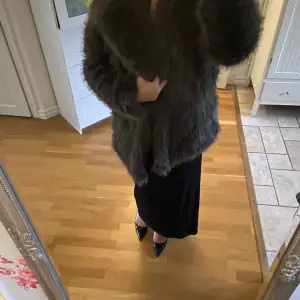 Säker denna elegant fuskpäls jacka från ASOS, helt ny med prislapp kvar köpt för 1350 kr, slutsåld på hemsidan . Stolek xs men skulle säga att att den är xs-m. Säljer den då jag köpt en annan:)