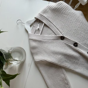 Varm kofta - Gosig och varm kofta!  Färgen är creme vit/beige 