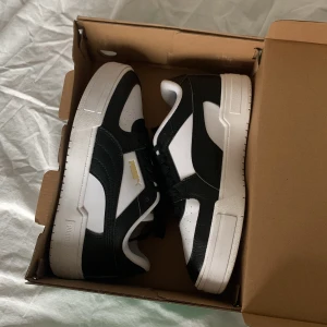 Puma sneakers - CA Pro Tumble Trainers från Puma. Säljer pga köpte en annan storlek, använda 1 gång! Köpta för 900:- förra året 🖤