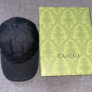 Gucci keps - Storlek M 57 cm. Har ej använt. Köpte för några månader sedan för 3000kr. Säljer eftersom det är inte min stil.