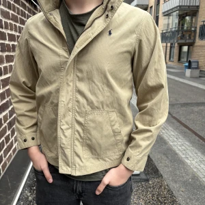 Ralph Lauren jacka  - Jag säljer denna Ralph lauren jacka. Jackan är mycket snygg och i bra skick det finns ej något tecken på använding av jackan. Nypris på dennna jacka ligger på 2200