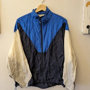 Vindjacka h&m  - Tunn vindjacka, skönt oversize aldrig använd 