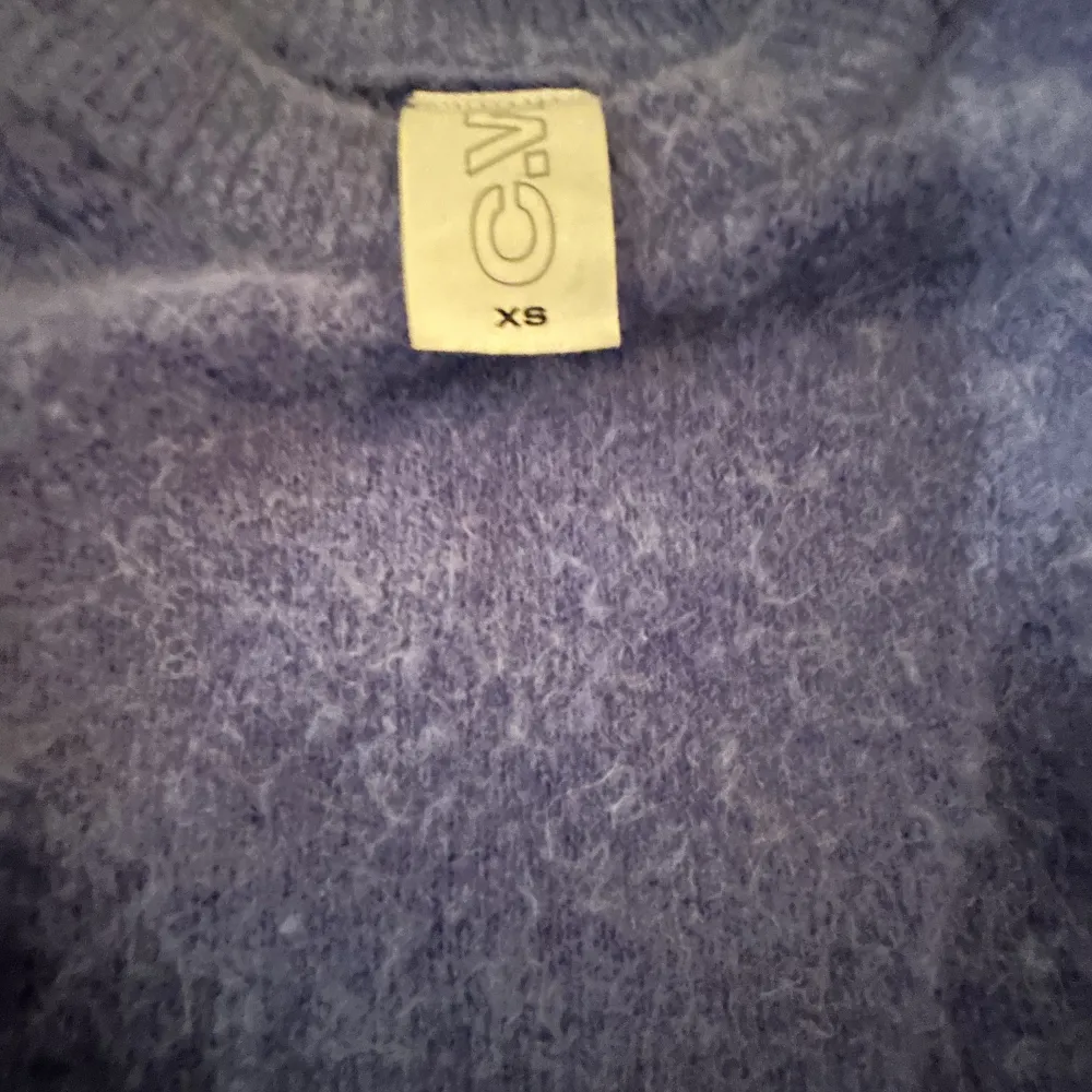 Säljer denna jättefina stickade tröja från CARIN WESTER som passar super bra till vintern, då den inte används mer. Köp för 400kr säljer för 150kr. Väldigt bra sick används fåttal. Stickat.