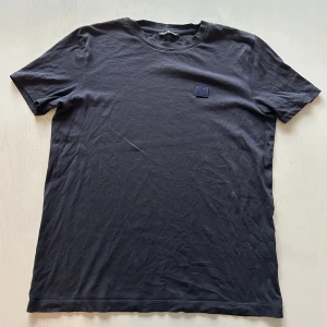 Acne t-shirt - Säljer min mörk blå acne t-shirt, bra skick, skön och snygg till allt!