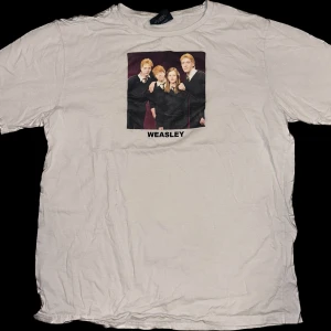 Harry potter tshirt  - Weasley t-shirt köpt i London, 2019. Inget slitage men inte lika vit som dess bästa dagar. 