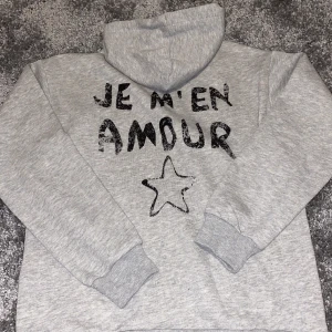 Hoddie  - Använd ungefär 3 gånger så i nytt skick ungefär iallafall väldigt bra skick