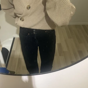 Svarta Jeans - Svarta jeans som inte andvänds som nu säljs för mycket billigt❤️ Skriv för fler frågor och info🤍
