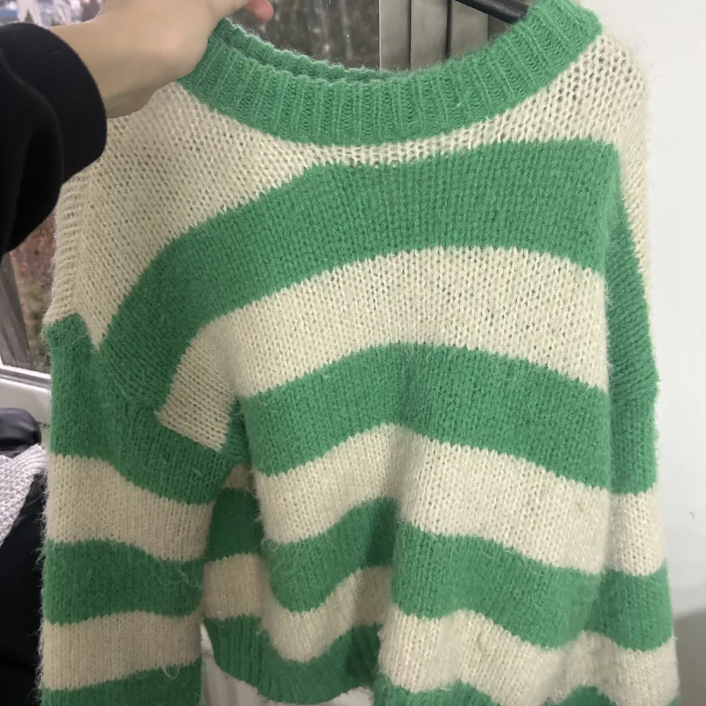 Super gullig grön stickad tröja från Vera Moda💚. Tröjor & Koftor.