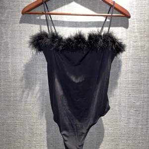 Body - En jättefin svart body med fluff vid urringningen. Från FashionNova i storlek S. Den är lite genomskinlig. Skriv privat för mer bilder och info.