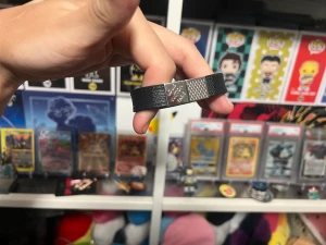 Louis Vuitton Pull It Bracelet Damier Graphite - Ett armband i super bra skick. Finns inga skador förutom små repor. Kommer med box, dustbag och kvitto.