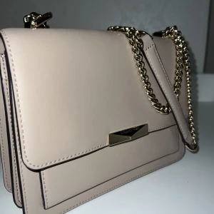 Michael kors väska  - Väldigt fin och i väldigt fint skick. 