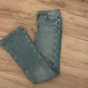 Ljusblåa jeans - Säljer dessa super fina jeansen som är använda kanske 3 gånger, säljer som då jag inte tycker att dom sitter så fint på mig.. dom är rätt så långa i längden. pris kan diskuteras! Köpta för 300-400kr