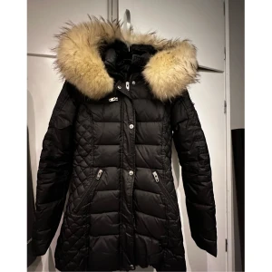 Rock and blue jacka - Säljer nu min rock and blue jacka då jag inte använder den. Den är i bra skick och kostar 2700-3299kr ny. Kragen är i äkta päls!