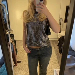 Silvrig Glittrig festtopp - Superfin och ball silverglittrig /paljett festtopp!  Bara skicka om ni har frågor, vill ha fler bilder, diskutera pris eller liknande🥰🥰