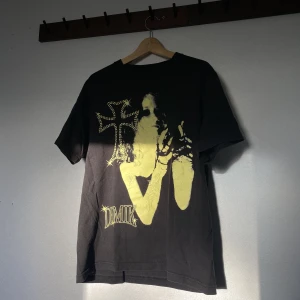 Demik tröja - Skicket är ganska bra, den är tvättad några gånger. För referens är jag 195 å väger 90kg.