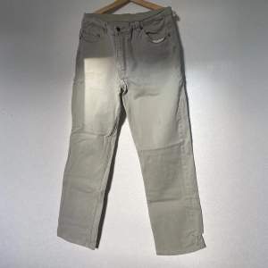 Snygga Thriftade jeans med stretchigt tyg