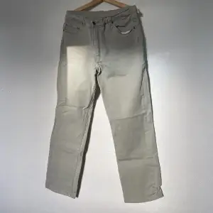 Snygga Thriftade jeans med stretchigt tyg