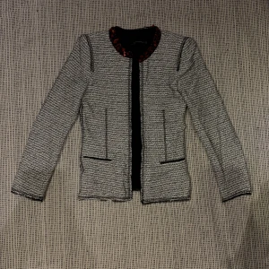 Zara ~ Kavaj/Blazer - Kavaj/Blazer från Zara i storlek xs fin passform använd Max 1 gång , köpte fel storlek. Det är insydda glittertrådar i plagget (se bild 3) och en dekorativ röd krage. 