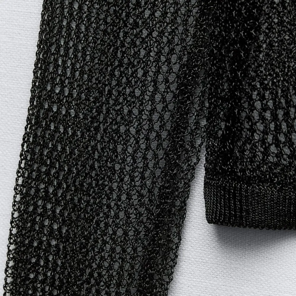 Säljer denna helt nya svarta tröjan som glittrar från Zara. Perfekt till fest eller till nyår med en svart spets bralette under ✨. Toppar.